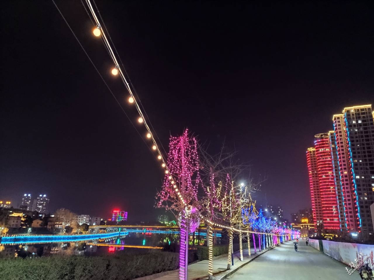 华阴一河两岸夜景图片